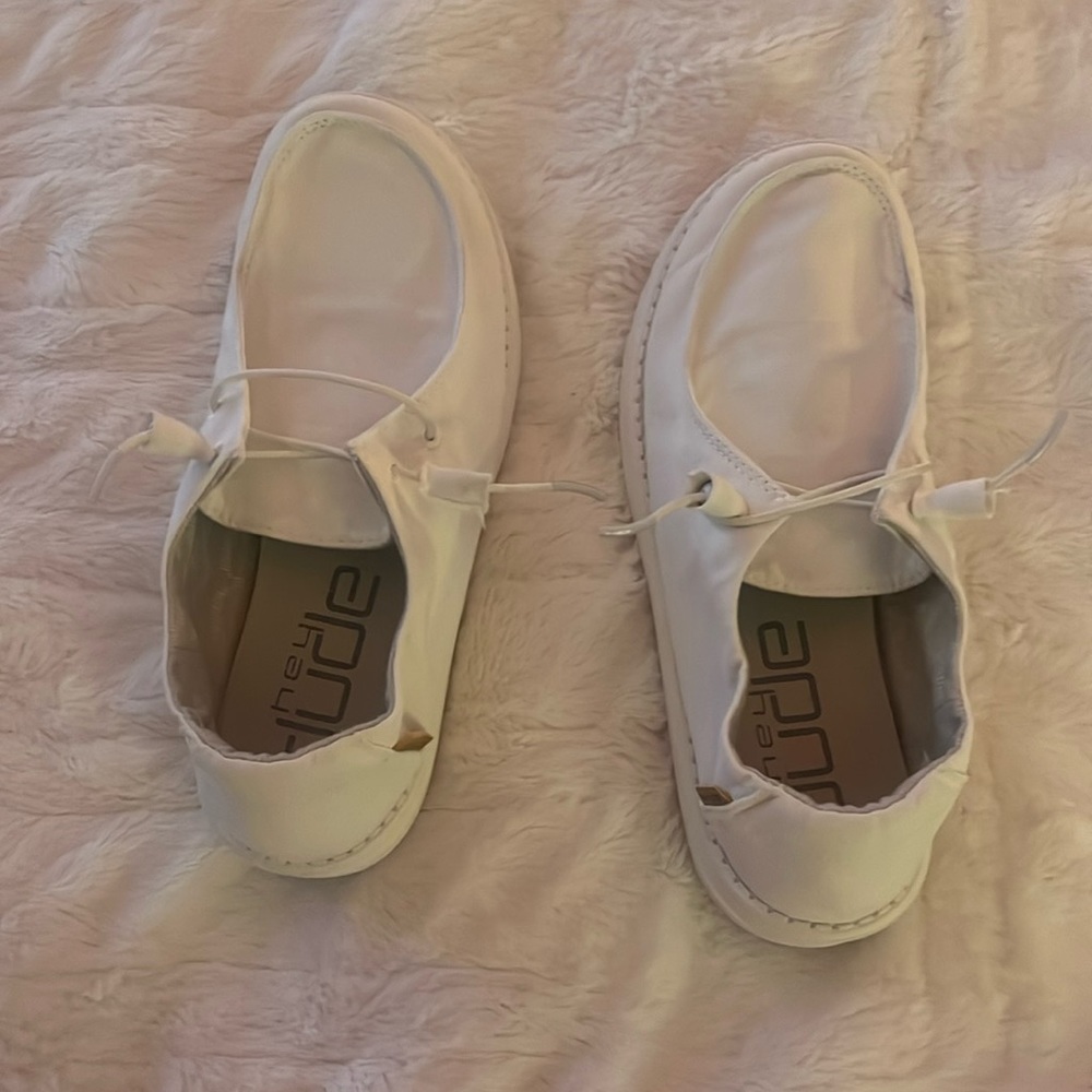 white hey dude shoes